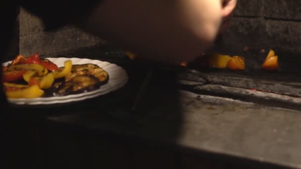 Cook Matlagning grönsaker på grillen för tillagning i ugn, närbild, ultrarapid, grill — Stockvideo