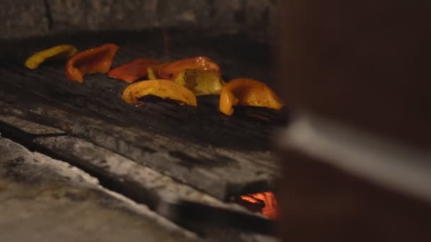 烧烤烤箱中的煮熟的蔬菜, 烤红色和黄色的辣椒, 慢煮, 烤 — 图库视频影像
