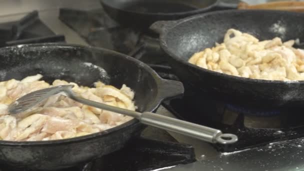 Мясное филе жарят на сковороде в ресторане на кухне, крупным планом, фоном, замедленным движением — стоковое видео