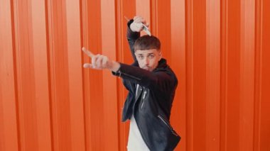 slowmo kamera düz içine bir ton para mutlu pozitif adam atar