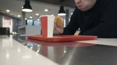 adam yeme tavuk burger veya fast food restoran hamburger Timelapse