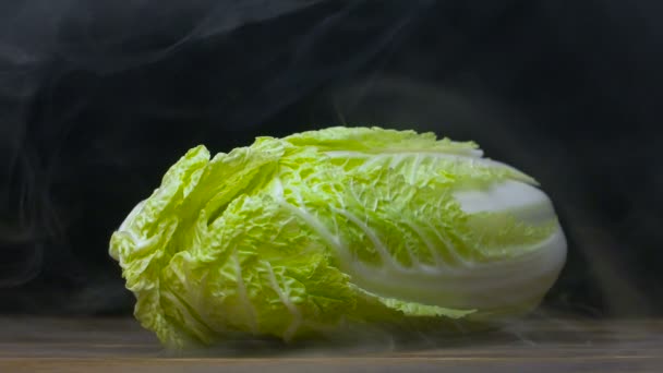 Čerstvá domácí zelí Napa leží na stole v chladu, mlžit před mrazem v pomalém pohybu, cloese — Stock video