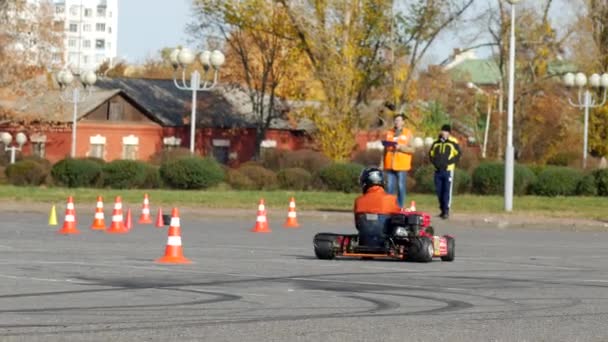 Bobruisk, Fehéroroszország - 2018. október 21.: Versenyek a fiatal férfiak körében gokart egy ideig versenyzés gokart, 4k — Stock videók