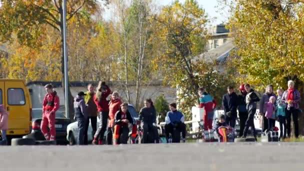 BOBRUISK, BELARUS - 21 de octubre de 2018: competiciones de karting, karting riders, 4K, fans — Vídeos de Stock