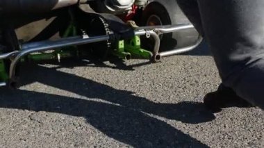 Karting yarışmalar, yarışçı iter ve yarış karting, ağır çekim, asfalt, yakın çekim başlar