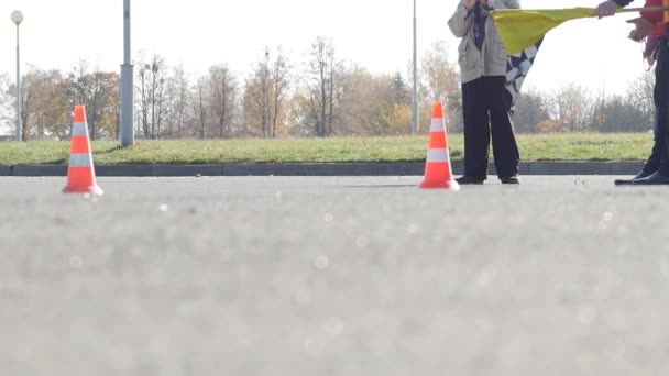 Karting tävlingar, domare vågorna en racing flagga vid målgång, föraren går igenom karting som röker tungt, slow mo, bakgrund — Stockvideo