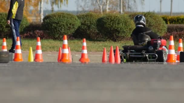 BOBRUISK, BELARUS - OUTUBRO 21, 2018: Karting competições entre meninos, corridas de kart, slow-mo — Vídeo de Stock