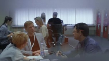 iş görüşmesi için istihdam Hi-Tech Park Minsk, Belarus 11.24.18 sırasında İK yöneticileri ile insanlar konuşmak