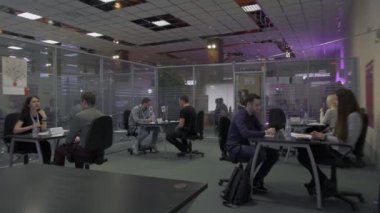 Hi-Tech Park Minsk, Belarus 11.24.18 istihdam için iş işe alma sırasında işverenler ile insanlar konuşmak