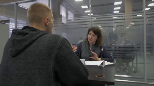 Rekryterare berättar för arbetssökande under intervju för sysselsättning i Hi-Tech Park Minsk, Vitryssland 11.24.18 — Stockvideo