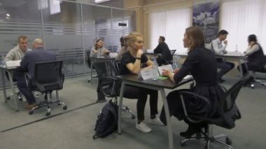 iş arayanlar için istihdam Hi-Tech Park Minsk, Belarus 11.24.18 işe alma sırasında işverenler ile konuşmak