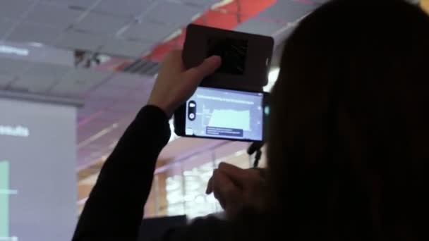 Kobieta robi zdjęcia w swoim smartfonie w Hi-Tech Park Mińsk, Białoruś 11.24.18 — Wideo stockowe