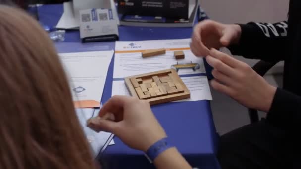 As pessoas tentam montar um quebra-cabeça ou enigma no Hi-Tech Park MINSK, BELARUS 11.24.18 — Vídeo de Stock