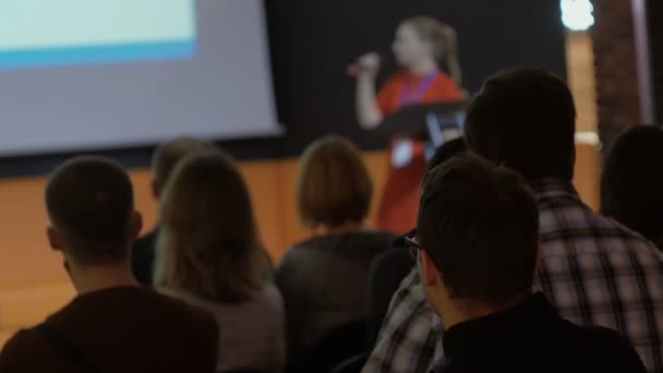 Orador feminino executa, fala ao público durante conferência de negócios ou apresentação — Vídeo de Stock