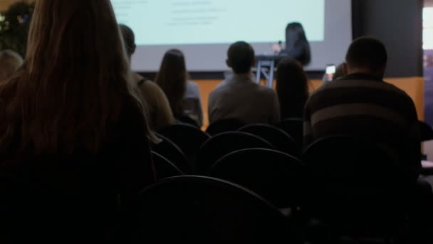 Oradora femenina realiza, habla al público durante la conferencia de negocios o presentación — Vídeos de Stock