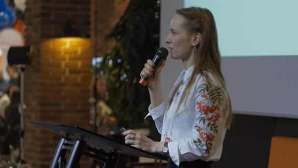 Θηλυκό Ceo εκτελεί στην θερμοκοιτίδα επιχειρήσεων Hi-Tech πάρκο κατά τη διάρκεια παρουσίασης στο Μινσκ της Λευκορωσίας - 24 Νοεμβρίου 2018 — Αρχείο Βίντεο