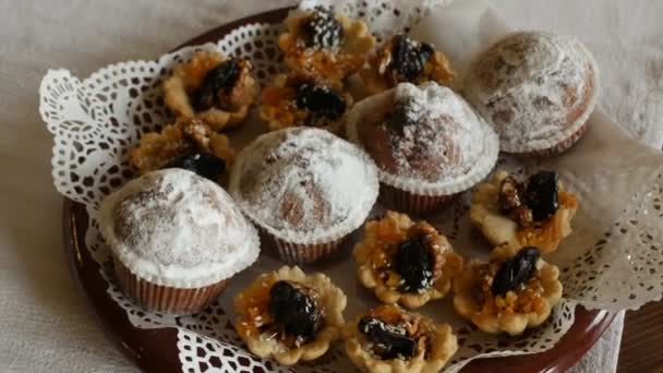 Doces festivos e cupcakes estão na mesa de férias, delicadeza — Vídeo de Stock