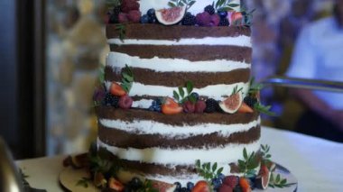 Büyük Festival uzun boylu çikolatalı kek ile doğal çilek, yakın çekim, Doğum günü