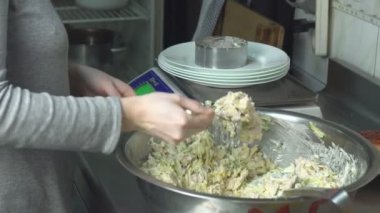 Bir restoran Şef Salata bazı bölümlerinde dekontamine eder ve her bölümü bir ölçekte, tartmak kantar