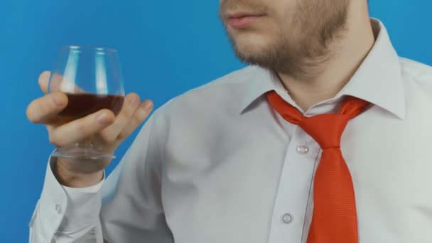 Понятие расстройства употребления алкоголя или алкоголизма как небритый человек с алкогольным напитком в стакане — стоковое видео