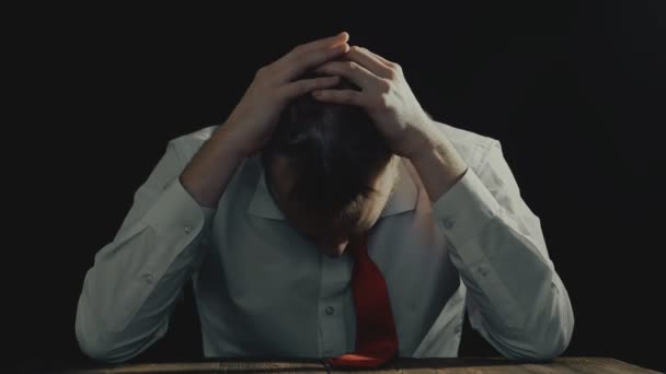 Neopatrný podnikatel ve stresu, podrážděný člověk je nervózní a podivínský ven, bankrot koncept — Stock video