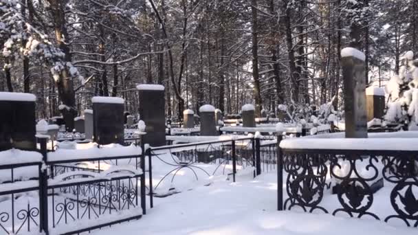 Sírok keresztény temetőben, vagy temetőben télen, 01.12.19 Bobruisk, Fehéroroszország — Stock videók