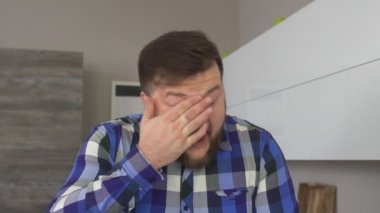 Bir sakallı uykulu mutfakta aromatik kahveler, yavaş mo, iç yardımıyla sabah uyanır