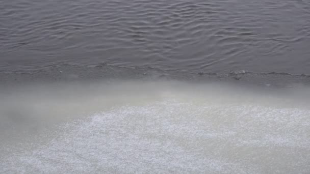 Winter geschmolzener Fluss mit Eisstücken, Nahaufnahme, im Freien — Stockvideo