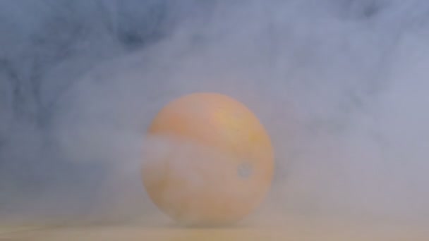 Granja fresca Naranja giro en el humo o vapor en cámara lenta, de cerca — Vídeo de stock