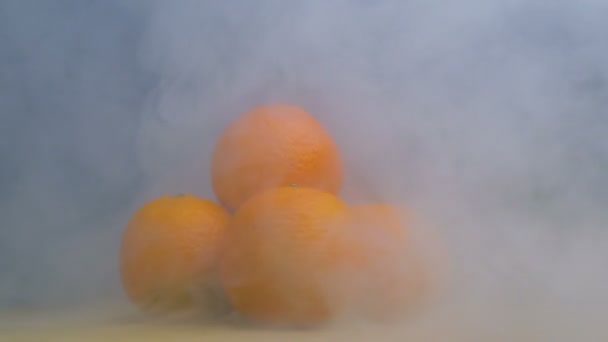 Érett friss Mandarin narancs spin füst vagy gőz a lassú mozgás, közelről — Stock videók