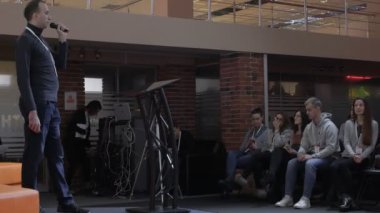 Hoparlör Hi-Tech Parkı iş inkübatöre Minsk, Beyaz Rusya - 24 Kasım 2018 konferans sırasında gerçekleştirir.