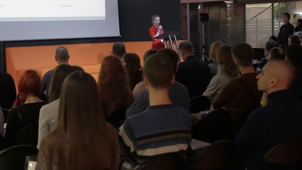 Hoparlör Hi-Tech Parkı iş inkübatöre Minsk, Beyaz Rusya - 24 Kasım 2018 forum sırasında gerçekleştirir. — Stok video