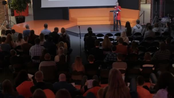 Ponente realiza en la incubadora de negocios de Hi-Tech Park durante conferencia en MINSK, BÉLARO - 24 DE NOVIEMBRE DE 2018 — Vídeo de stock
