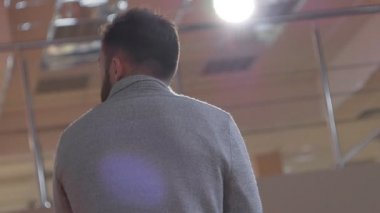 Adam sırtını kameraya forum veya konferans sırasında duruyor