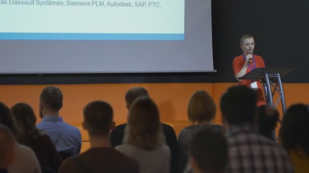 El orador actúa en la incubadora de negocios de Hi-Tech Park durante el foro MINSK, BELARUS - 24 de noviembre de 2018 — Vídeo de stock