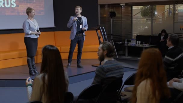 Mannelijke speaker presteert aan het publiek tijdens zakelijke Hoorcollege in Hi-Tech Park in Minsk, Wit-Rusland - 24 November, 2018 — Stockvideo