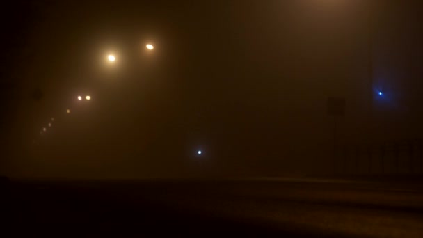 Gece şehir sis, arabalar, farlar, arka plan ile yol sokak — Stok video