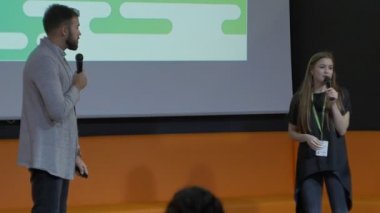 Minsk, Beyaz Rusya - 24 Kasım 2018 forum sırasında Hi-Tech Parkı iş inkübatöre halka kadın programcı konuşuyor