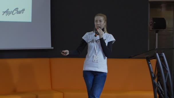 Προγραμματιστής γυναίκα μιλάει για το κοινό στην θερμοκοιτίδα επιχειρήσεων Hi-Tech πάρκο στο Μινσκ της Λευκορωσίας - 24 Νοεμβρίου 2018 — Αρχείο Βίντεο