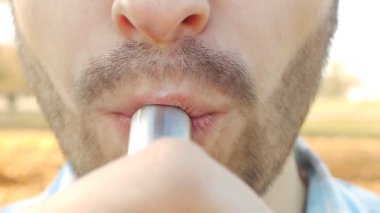 Vape, yakın çekim, moda, uyuşuk bir sakallı adam dumanlar