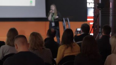 kadın Ceo ya da hoparlör konferans veya iş ders sırasında bir şey söylüyor