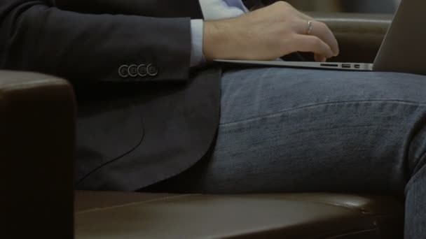 Одружений чоловік у костюмі, що працює з ноутбуком — стокове відео