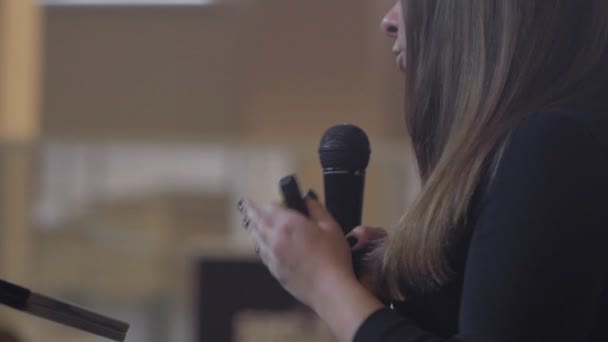 Жіночий менеджер розповідає щось під час конференції або ділової лекції — стокове відео