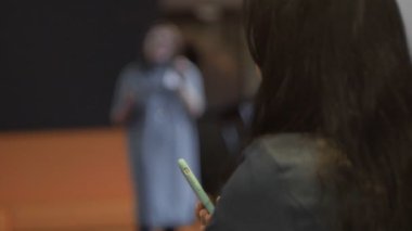 iş kadını için konferans veya forum sırasında dinleme erkek