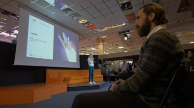 yazılım 1.0 hakkında kadın hoparlör görüşmeler, Yapay Zeka ve insan arasında teknoloji optimizasyonu, robotik süreç otomasyonu, iş süreçleri, otomatik eğitim robotlar Minsk uygulama platformu, Belarus 11.24.18