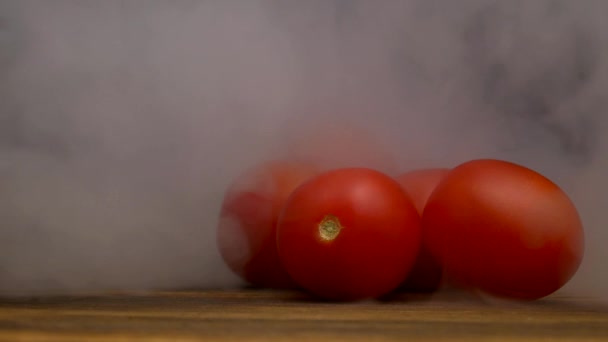 Färska Och Mogna Tomater Från Kylen Svart Bakgrund Som Kommer — Stockvideo