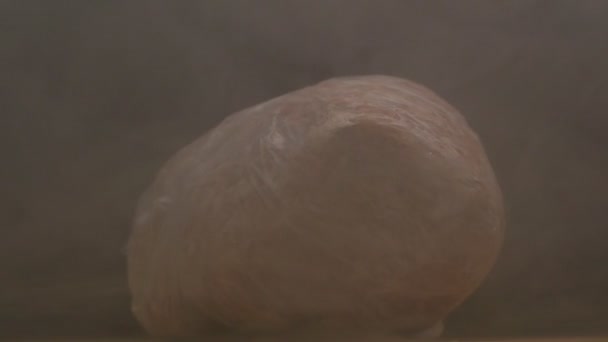 Rotující zmrazené sáček mletého masa na černém pozadí, z něhož vypařování a chlad jít, detail, slow-mo — Stock video