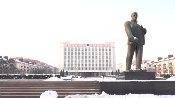 BOBRUISK, BELARUS - 14 JANVIER 2019 : La place et le monument à Lénine sur le fond de la gestion du bâtiment hiver — Video