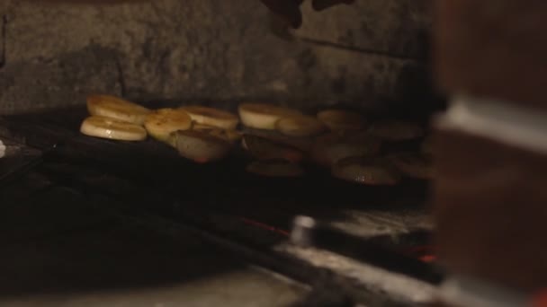 Kucharz gotuje warzywa w piekarniku. smażenia cebuli w piecu, gotowanie warzyw w restauracji, zwolnionym tempie, pyszne — Wideo stockowe