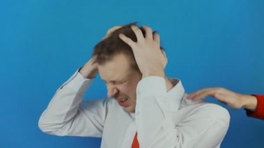 Alkol kavramı bozukluğu veya alkolizm bir şeytan kullanın veya iblis adam alkol içki verir.